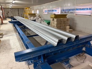 Испытания профнастила высотой 144 мм на испытательном стенде завода «Стальные конструкции»
