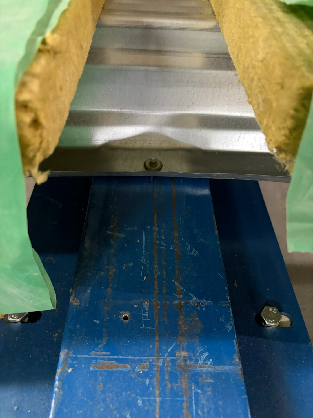 Фотографии испытания профнастила высотой 144 мм на испытательном стенде завода Стальные конструкции