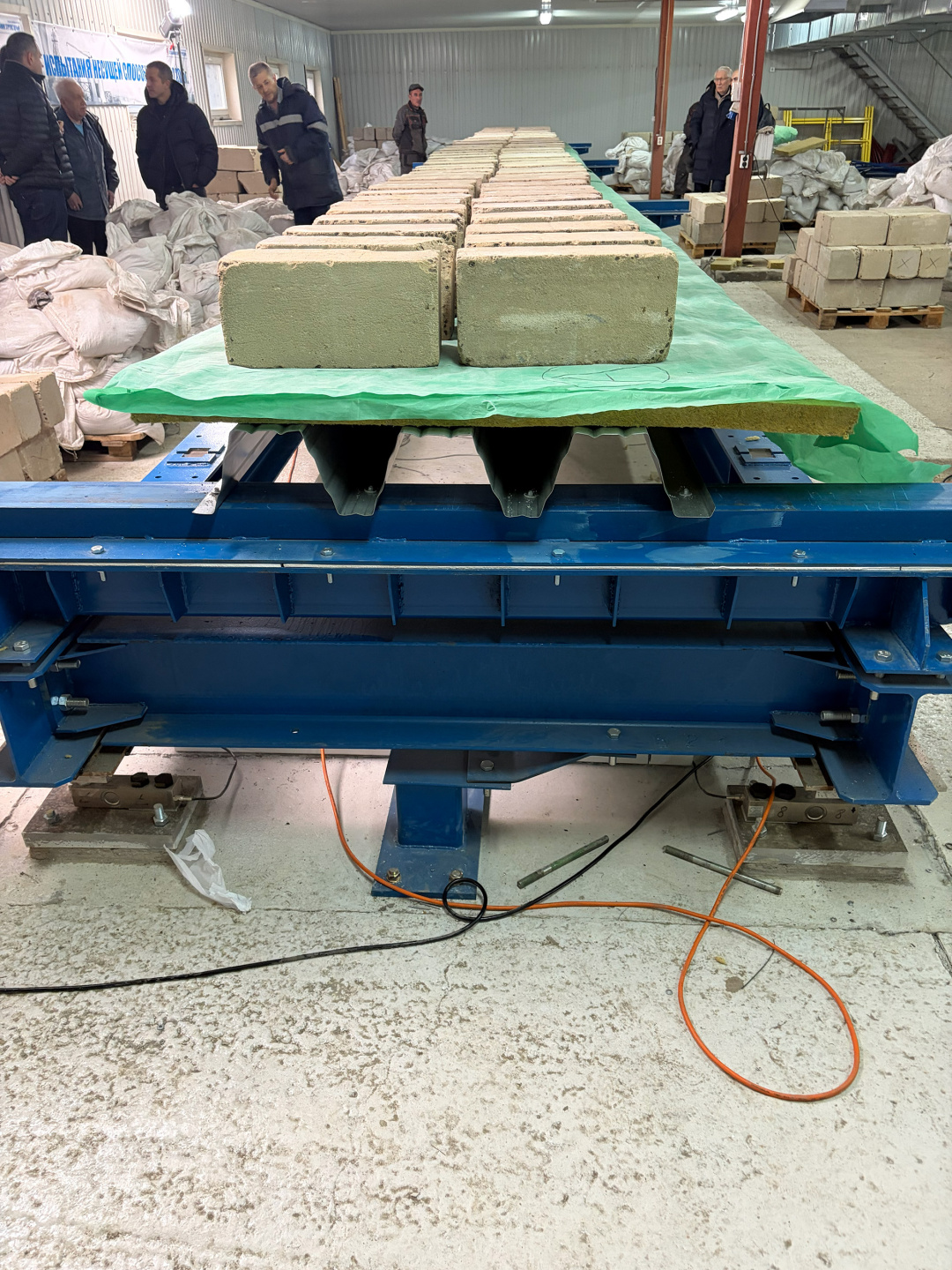 Фотографии испытания профнастила высотой 144 мм на испытательном стенде завода Стальные конструкции