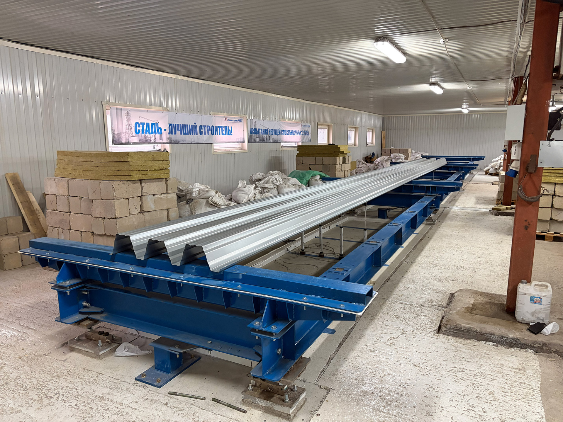 Фотографии испытания профнастила высотой 144 мм на испытательном стенде завода Стальные конструкции