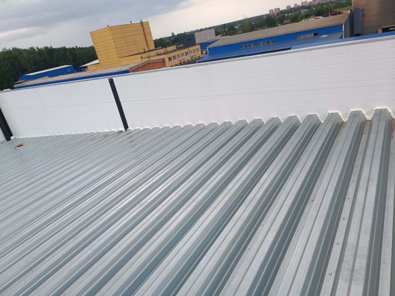 Реальные примеры использования профнастила в строительных проектах