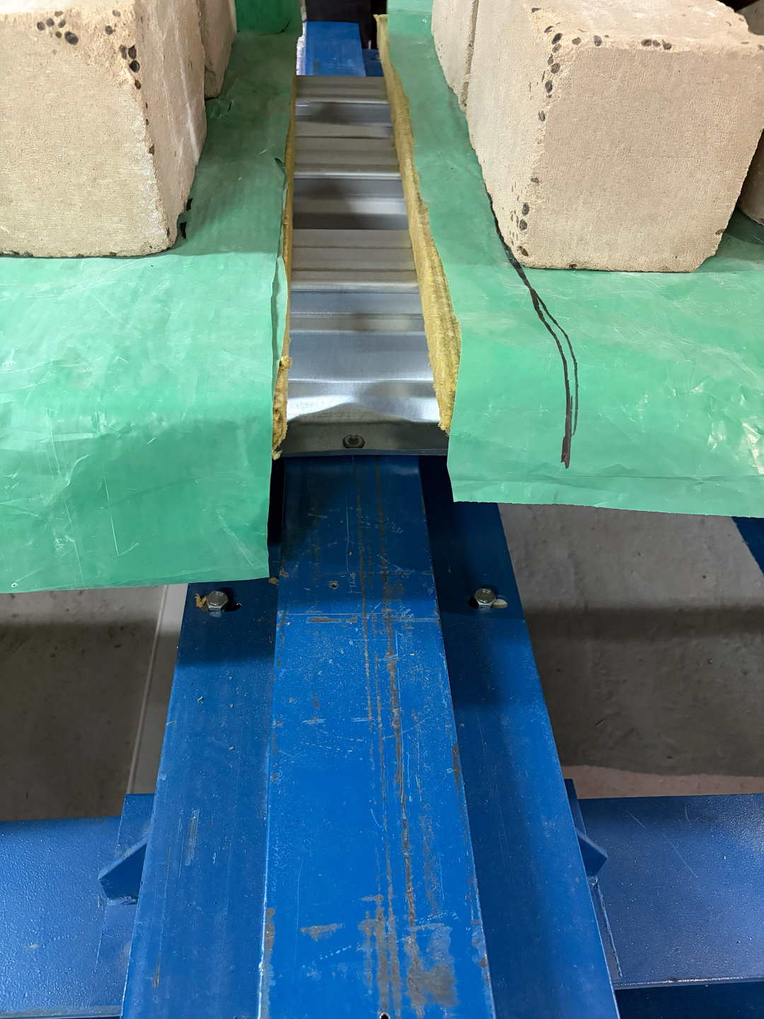 Фотографии испытания профнастила высотой 144 мм на испытательном стенде завода Стальные конструкции