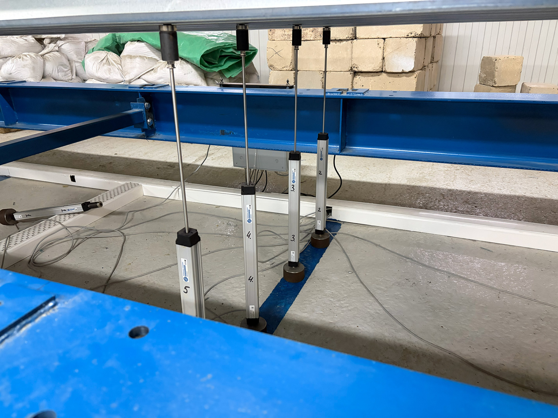 Фотографии испытания профнастила высотой 144 мм на испытательном стенде завода Стальные конструкции