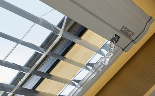 Жалюзи с боковыми направляющими Fakro AJP 78x140
